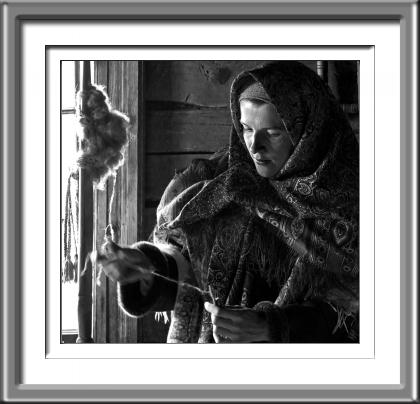 Spinning Wheel, Russia, mother, black and white, Kizhi Island